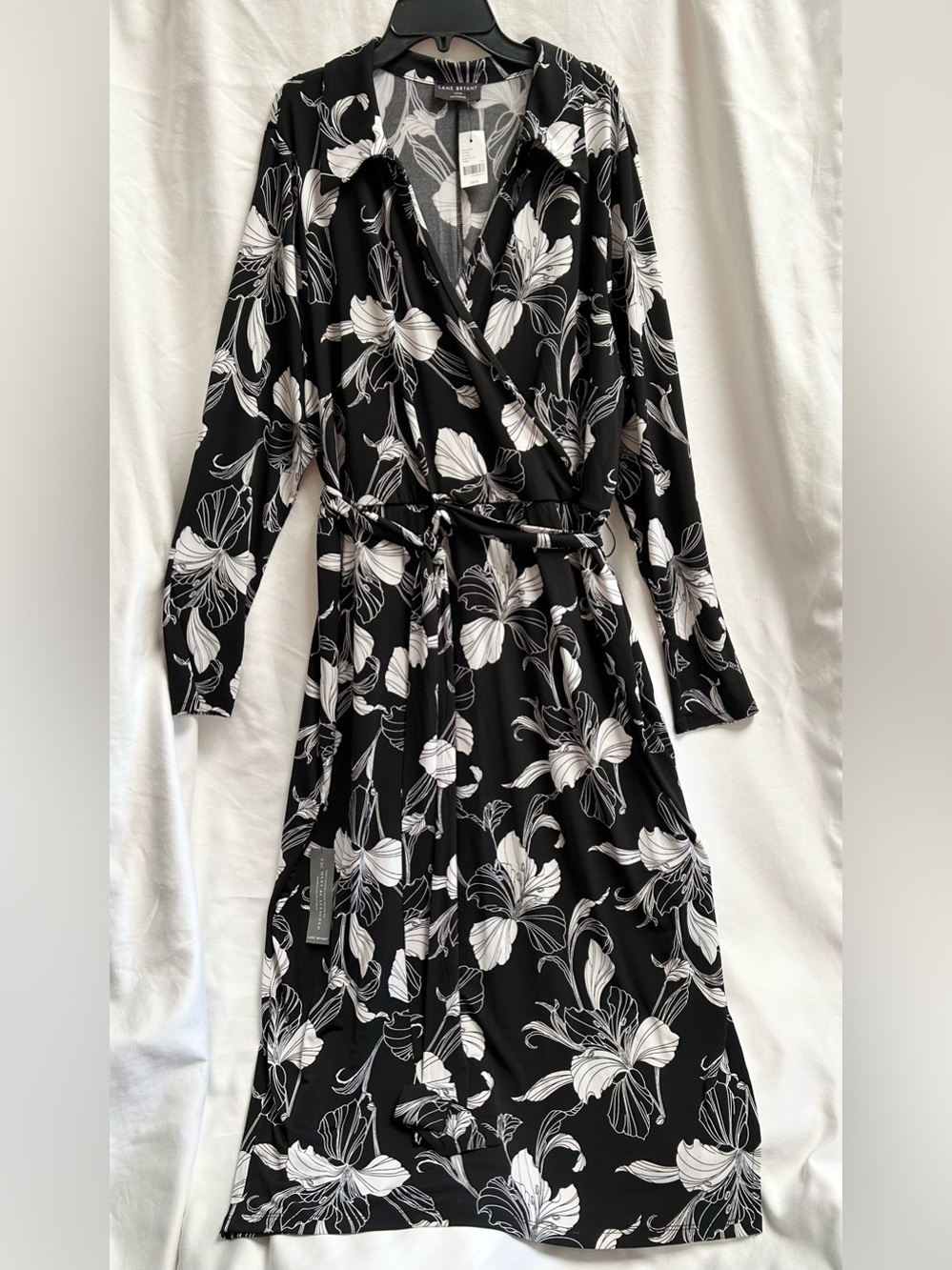 LANE BRYANT WRAP DRESS, X BEAUTICURVE FLORAL BLACK & WHITE LILY, NWT, SIZE 22/24 - Picture 2 of 8